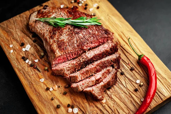 Carne Cerdo Parrilla Fresca Con Especias Ramita Romero Sobre Tabla — Foto de Stock