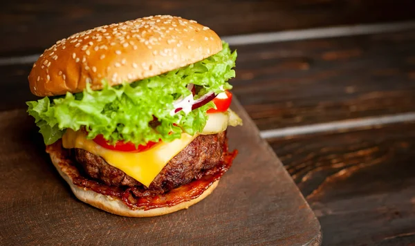 Hamburguesa Casera Fresca Sobre Fondo Madera —  Fotos de Stock