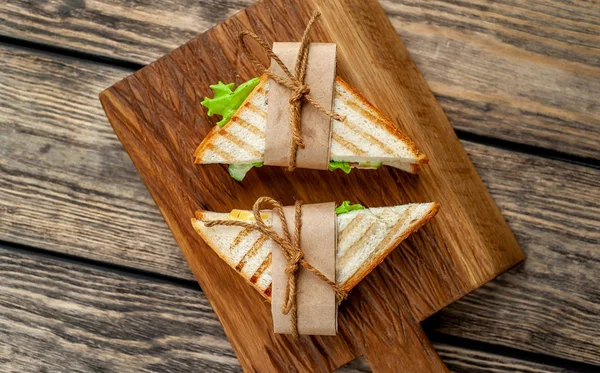 Sandwichs Frais Grillés Faits Maison Sur Planche Bois — Photo