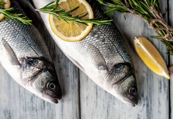 Pescado Crudo Con Rodajas Limón Ramitas Romero Sobre Fondo Madera —  Fotos de Stock