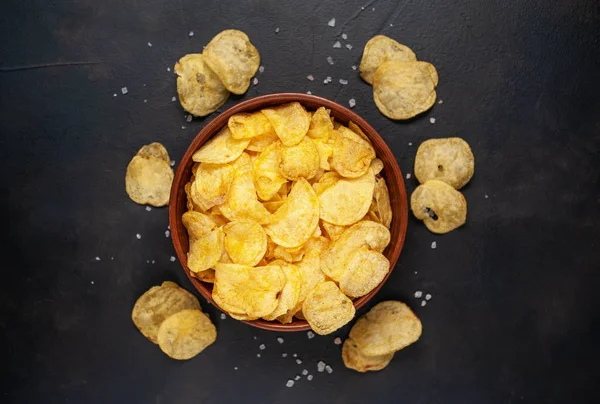 Patatas Saladas Crujientes Papas Fritas Sobre Fondo Piedra Negra — Foto de Stock