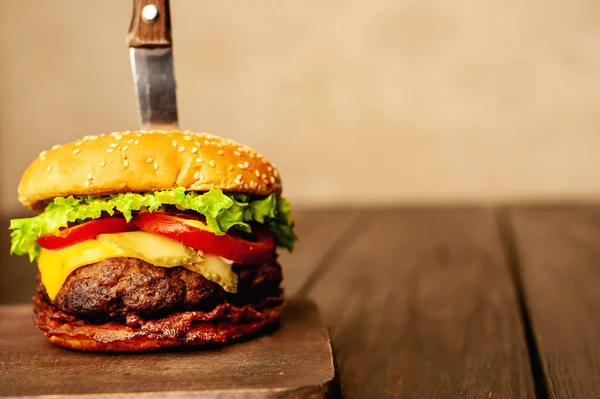 Hamburguesa Casera Fresca Pegada Cuchillo Sobre Fondo Madera —  Fotos de Stock