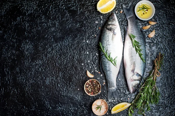 Pescado Crudo Con Limón Especias Ramitas Romero Sobre Fondo Piedra —  Fotos de Stock