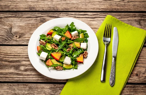 Čerstvý Vegetariánský Salát Zelivkou Tomelu Avokádem Vlašskými Oříšky Feta Sýrem — Stock fotografie