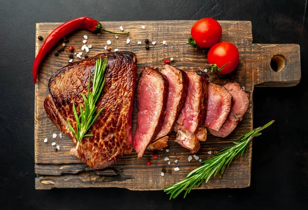 Bistecca Manzo Fresca Succosa Servita Con Peperoncino Rametti Rosmarino Tavola — Foto Stock