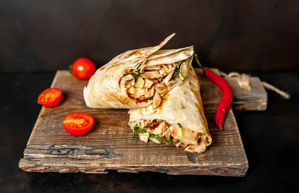 Burrito Tradicional Mexicano Envuelto Con Pollo Verduras Servidas Con Tomates —  Fotos de Stock
