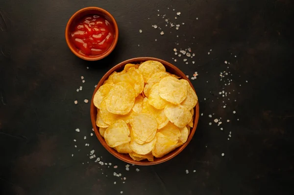 Patatas Saladas Crujientes Con Salsa Tomate Sobre Fondo Piedra Negra — Foto de Stock