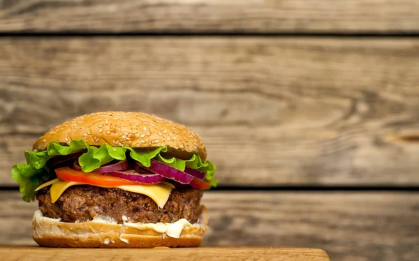 Hamburguesa Casera Fresca Sobre Fondo Madera —  Fotos de Stock