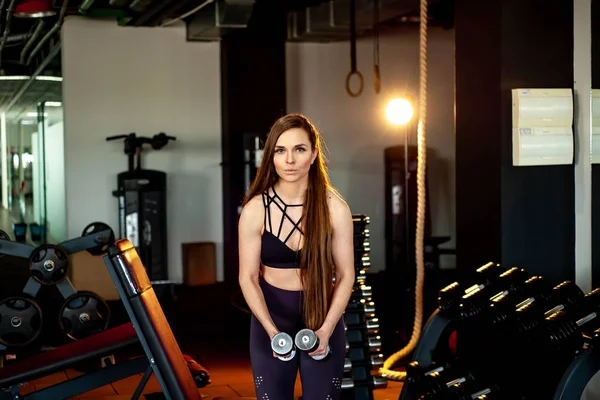 Jovem Mulher Desportiva Músculos Treinamento Ginásio Vazio — Fotografia de Stock