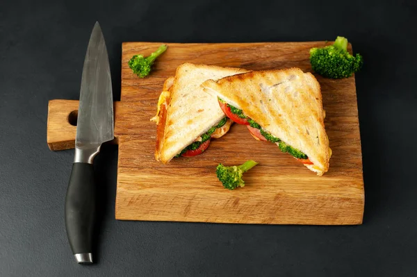 新鲜烤三明治 新鲜西兰花和奶酪在木切碎板 — 图库照片