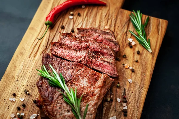 Carne Cerdo Parrilla Fresca Con Especias Ramitas Romero Sobre Tabla — Foto de Stock