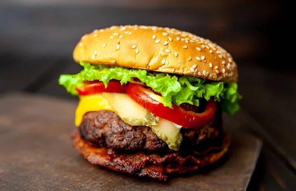 Hamburguesa Casera Fresca Sobre Fondo Madera —  Fotos de Stock