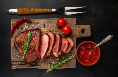 orta nadir sığır eti biftek ahşap tahta üzerinde baharatlı domates sosu ile servis 