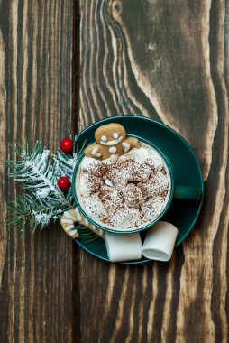 Ahşap arka plan üzerinde marshmallows ve zencefilli kurabiye ile Noel kakao 