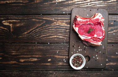 Ahşap doğrama tahtası üzerinde baharat ile Çiğ yağ domuz biftek 