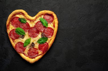 salam ve taze fesleğen yaprakları taş siyah arka plan peynir kalp pizza 