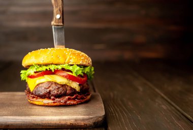 Ahşap arka planda bıçak yapışabilir taze ev yapımı Burger