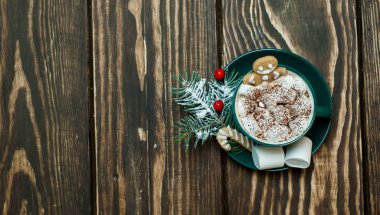 Ahşap arka plan üzerinde marshmallows ve zencefilli kurabiye ile Noel kakao 