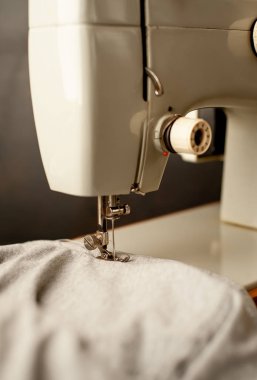 Dikme makinesinin yakın görünümü gri kumaş dikiş 
