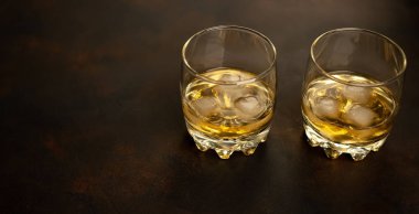 Siyah arka planda buz viski ile gözlük Çift