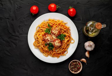köfte, parmesan peyniri ve maydanoz dalları beyaz tabakta İtalyan spagetti makarna
