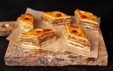 Ahşap tahta üzerinde fındık ile geleneksel Türk baklavası veya baklava