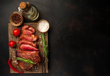 Taze sulu orta nadir sığır eti biber biberve biberiye dalları ahşap tahta ile servis