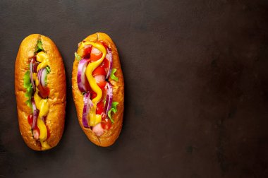 Siyah taş arka plan üzerinde sebze ve soslar ile taze ev yapımı sosisli