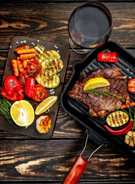 Izgara tavada biberiye ve sebze ile Taze ızgara domuz biftek 