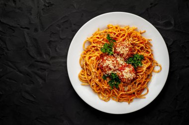 köfte, parmesan peyniri ve maydanoz dalları beyaz tabakta İtalyan spagetti makarna
