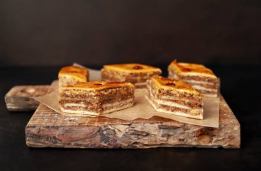 Ahşap tahta üzerinde fındık ile geleneksel Türk baklavası veya baklava