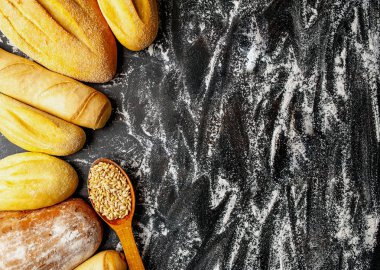 Siyah arka planda taze pişmiş ekmek somunları