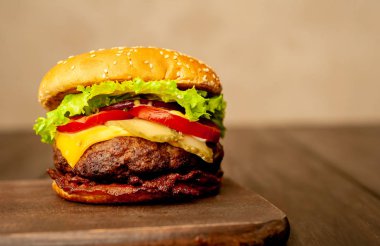Ahşap arka plan üzerinde taze ev yapımı hamburger