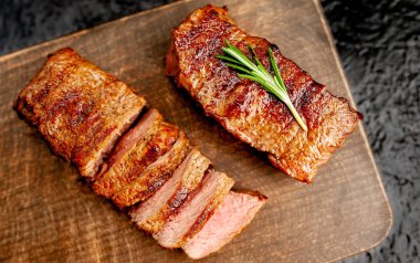 ahşap doğrama tahtası üzerinde baharat ve biberiye ile ızgara domuz biftek 