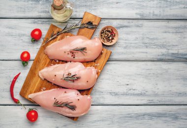 Çiğ tavuk göğüsleri baharat ve biberiye ile marine domates ve zeytinyağı ile servis 