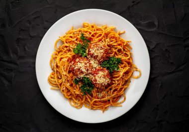köfte, parmesan peyniri ve maydanoz dalları beyaz tabakta İtalyan spagetti makarna