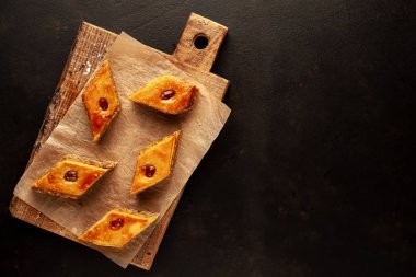 Ahşap tahta üzerinde fındık ile geleneksel Türk baklavası veya baklava