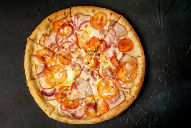 Siyah taş arka plan üzerinde jambon ile taze sebze pizza
