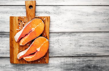 Ahşap doğrama tahtası üzerinde baharat ile taze çiğ somon biftek