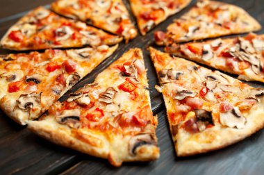 Ahşap arka planda dilimlenmiş ev yapımı mantar pizza