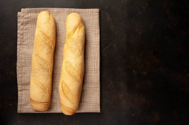 Siyah arka planda taze pişmiş ekmek somunları