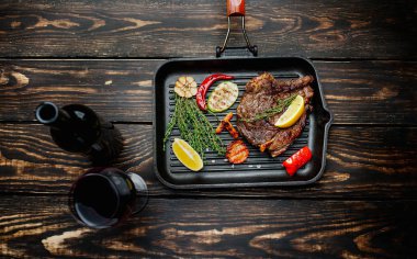 Izgara tavada biberiye ve sebze ile Taze ızgara domuz biftek 