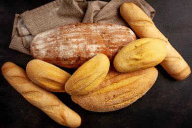 Siyah arka planda taze pişmiş ekmek somunları