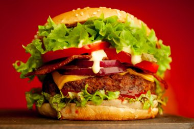 Parlak kırmızı arka planda taze ev yapımı Burger