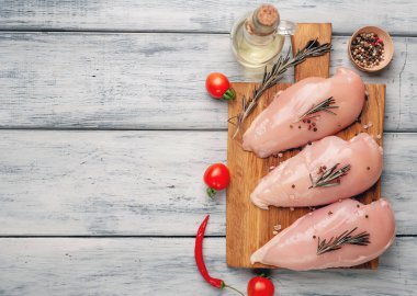 Çiğ tavuk göğüsleri baharat ve biberiye ile marine domates ve zeytinyağı ile servis 