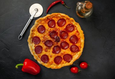 Taş arka planda geleneksel lezzetli pepperoni pizza