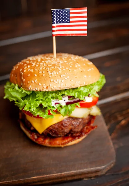 Ahşap Arka Planda Sopa Amerikan Bayrağı Ile Taze Yapımı Burger — Stok fotoğraf