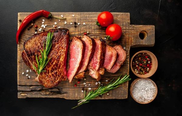 Steak Daging Sapi Medium Segar Yang Langka Disajikan Dengan Cabai — Stok Foto