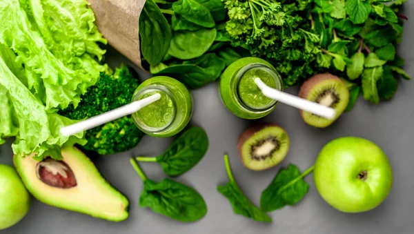 Batido Verde Fresco Con Verduras Frutas Sobre Fondo Gris —  Fotos de Stock