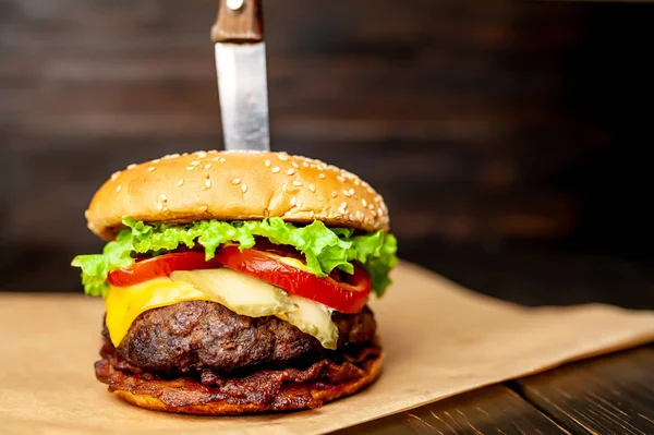 Hamburguesa Casera Fresca Pegada Cuchillo Sobre Fondo Madera —  Fotos de Stock